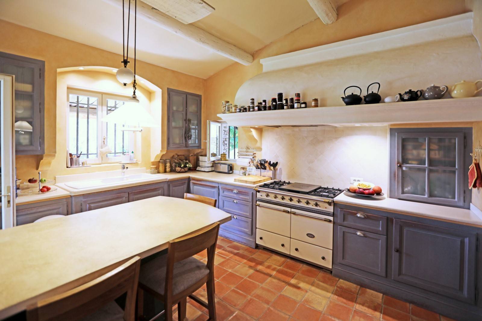 Cuisine équipée dans maison en pierres de Gordes