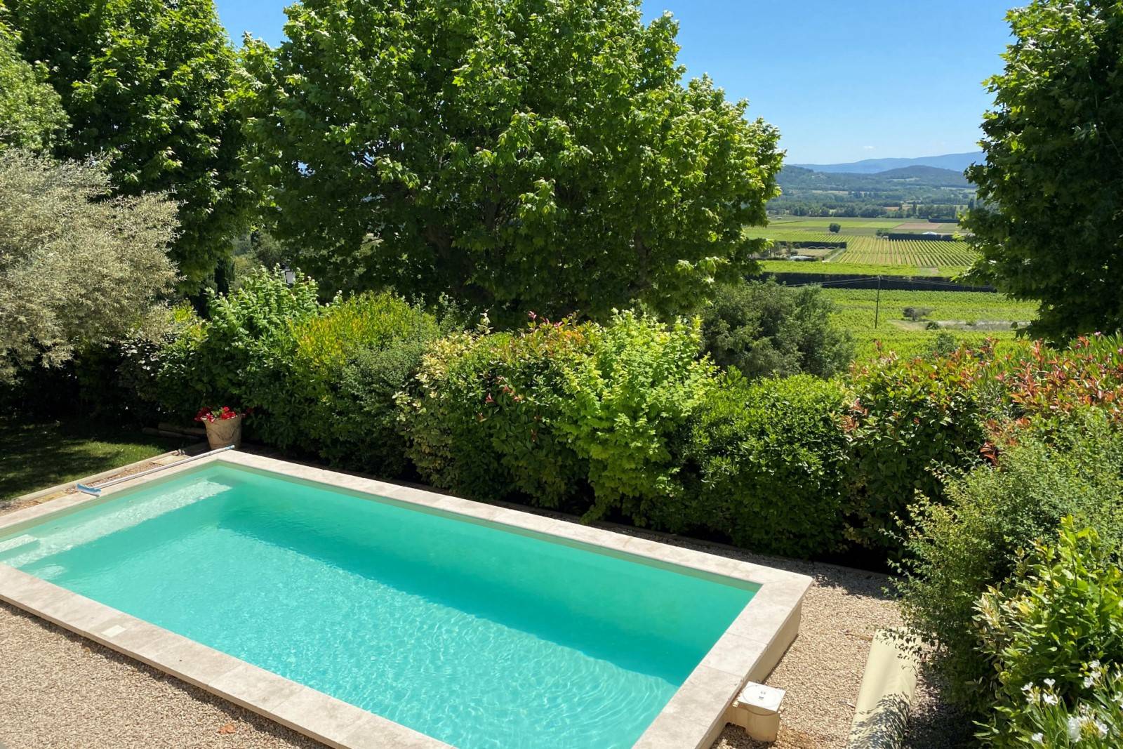 Joucas : Maison de village avec jardin, garage et dépendances   