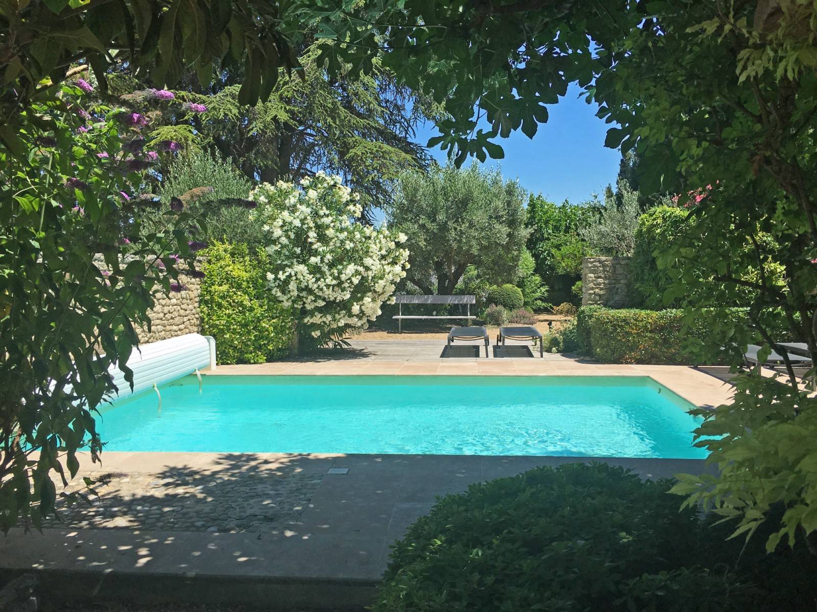 Gordes : maison de village avec jardin et piscine   