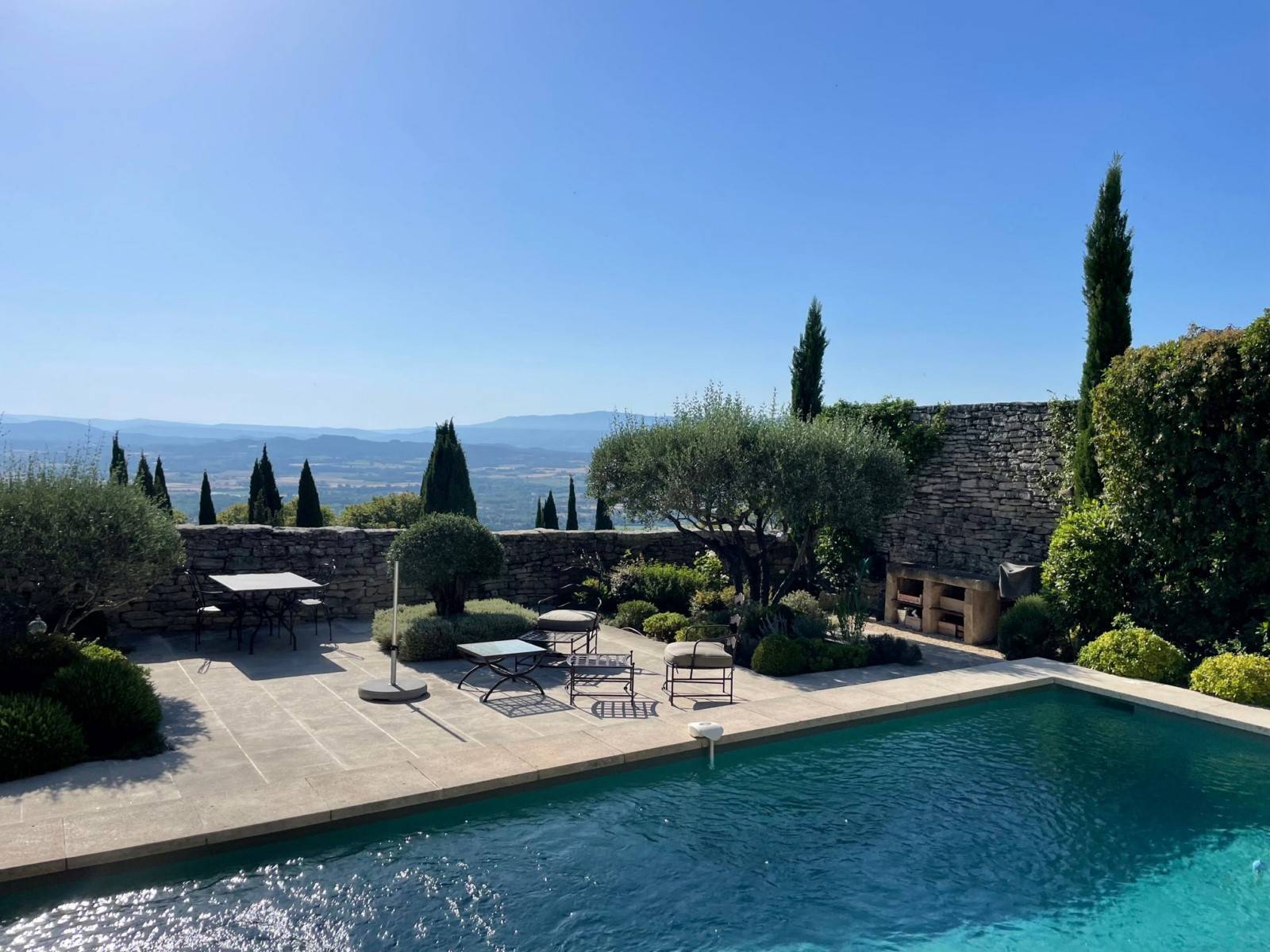 Exclusivité à Gordes, maison de village avec piscine et vue dominante   