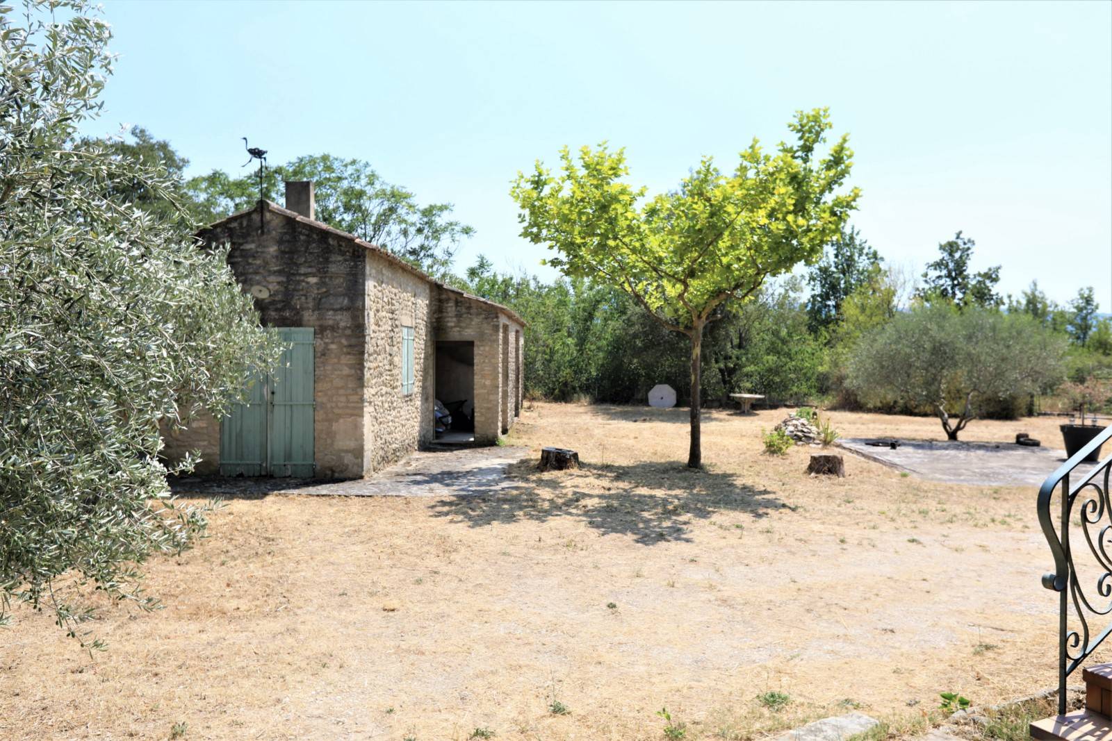 Hameau de Gordes, maison mitoyenne à rénover avec vue sur le Luberon   