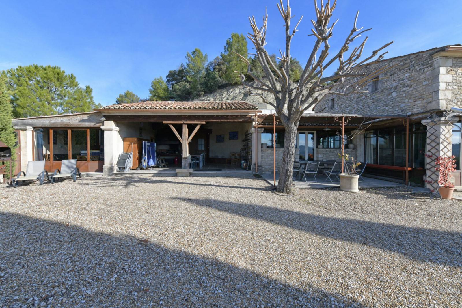 Proche de Gordes: Propriété d'agrément à flanc de colline.   