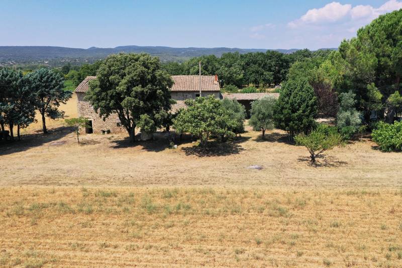 Authentique mas en pierre à rénover, entre Gordes, Cabrières-d’Avignon et Ménerbes, face au Luberon, sur plus de 2,3 ha avec vues exceptionnelles.