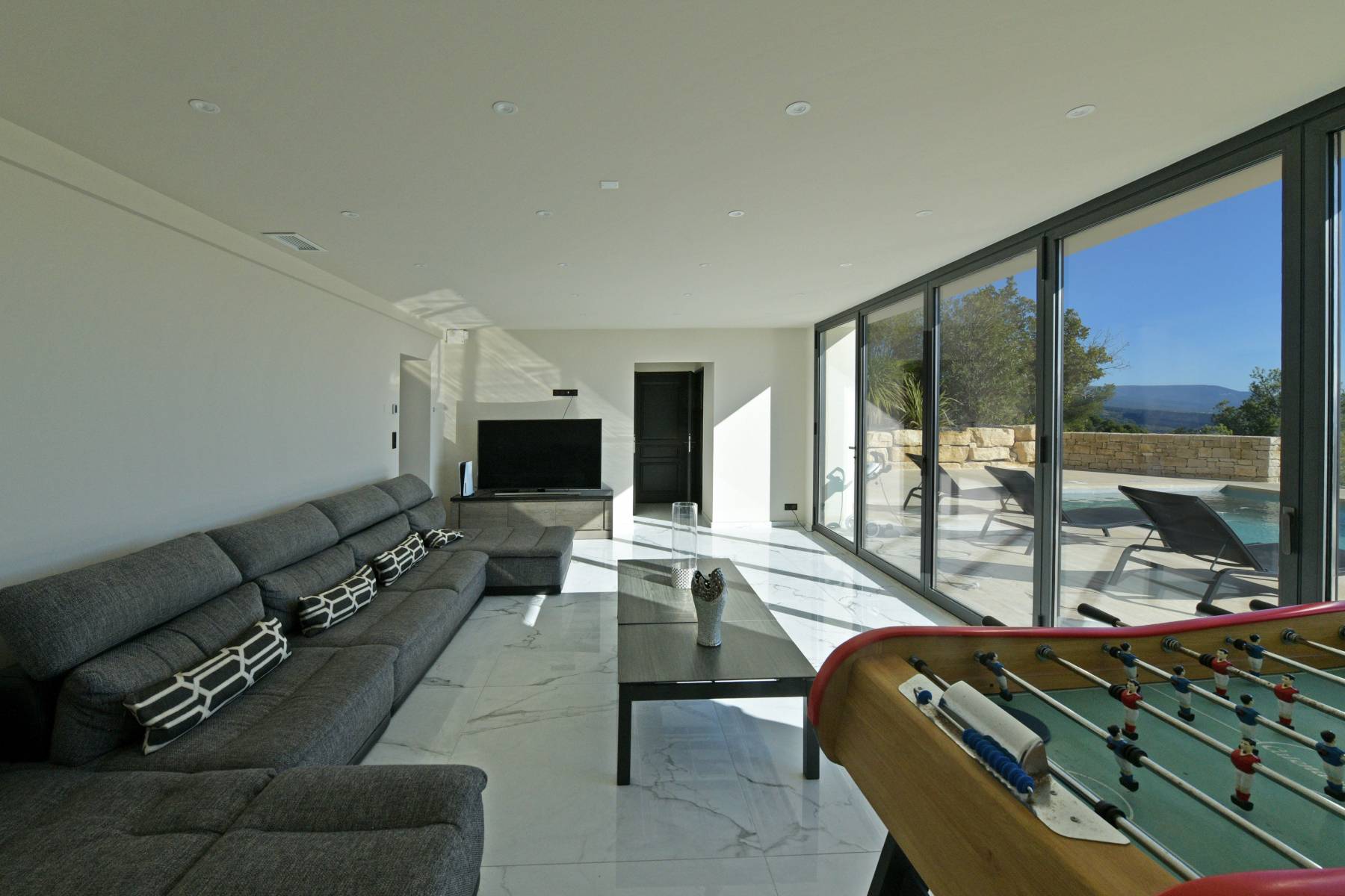Villa contemporaine en position dominante face au Luberon   