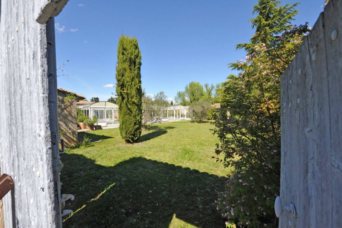 mas provençal XVIIIème entièrement rénové dans environnement calme aux portes du Luberon   