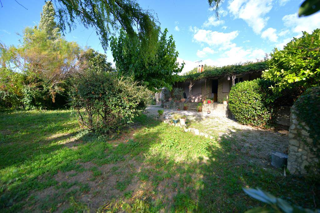Gordes. Maison en pierres proche village   