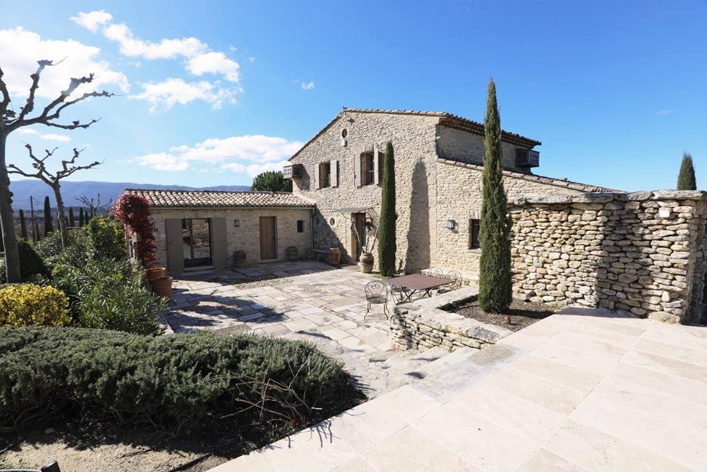 A vendre à Gordes, superbe Mas en pierres, entièrement rénové avec piscine et vues sur le Luberon.