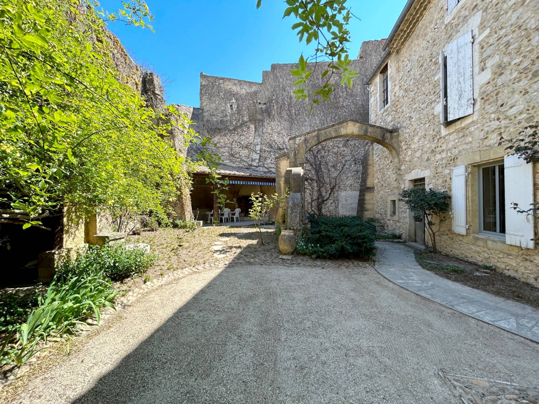 RARE : Maison de maître XVIIème siècle avec jardin et dépendances au cœur du village de Saint-Geniès-de-Comolas   
