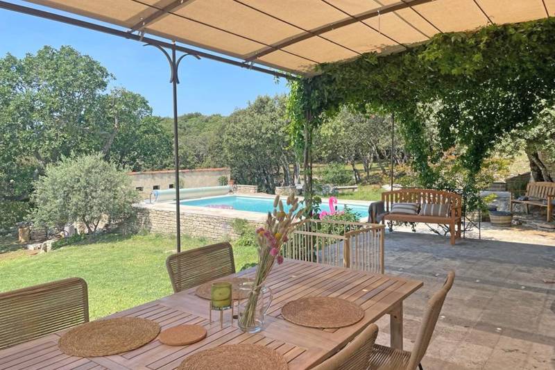 Sur les hauteurs de Gordes, à vendre, propriété de 8 500 m² avec deux maisons indépendantes et piscine.