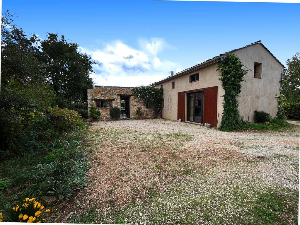 Maison de charme aux lignes contemporaines avec jardin luxuriant et bassin   