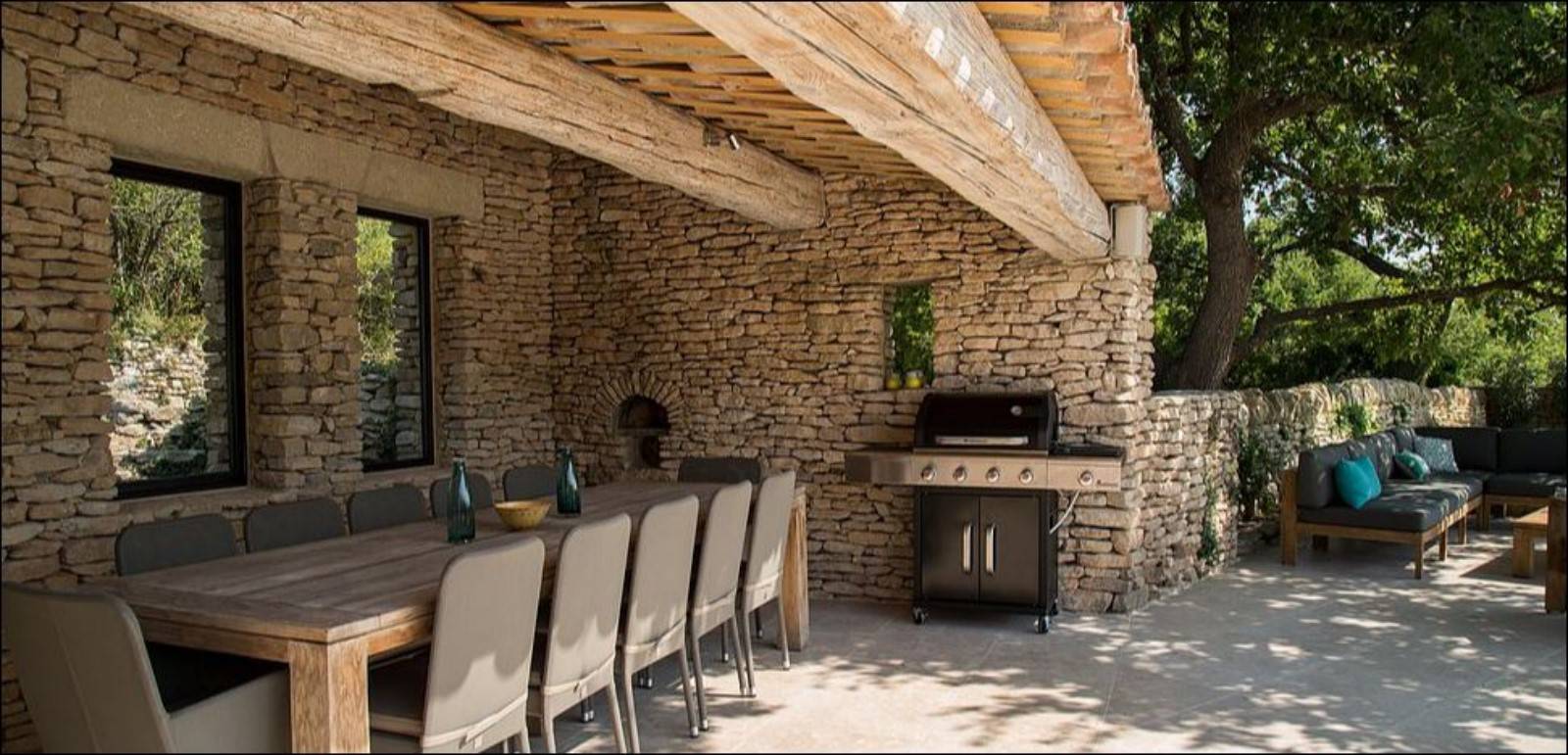 à Gordes, belle propriété de famille avec piscine et terrain de tennis   