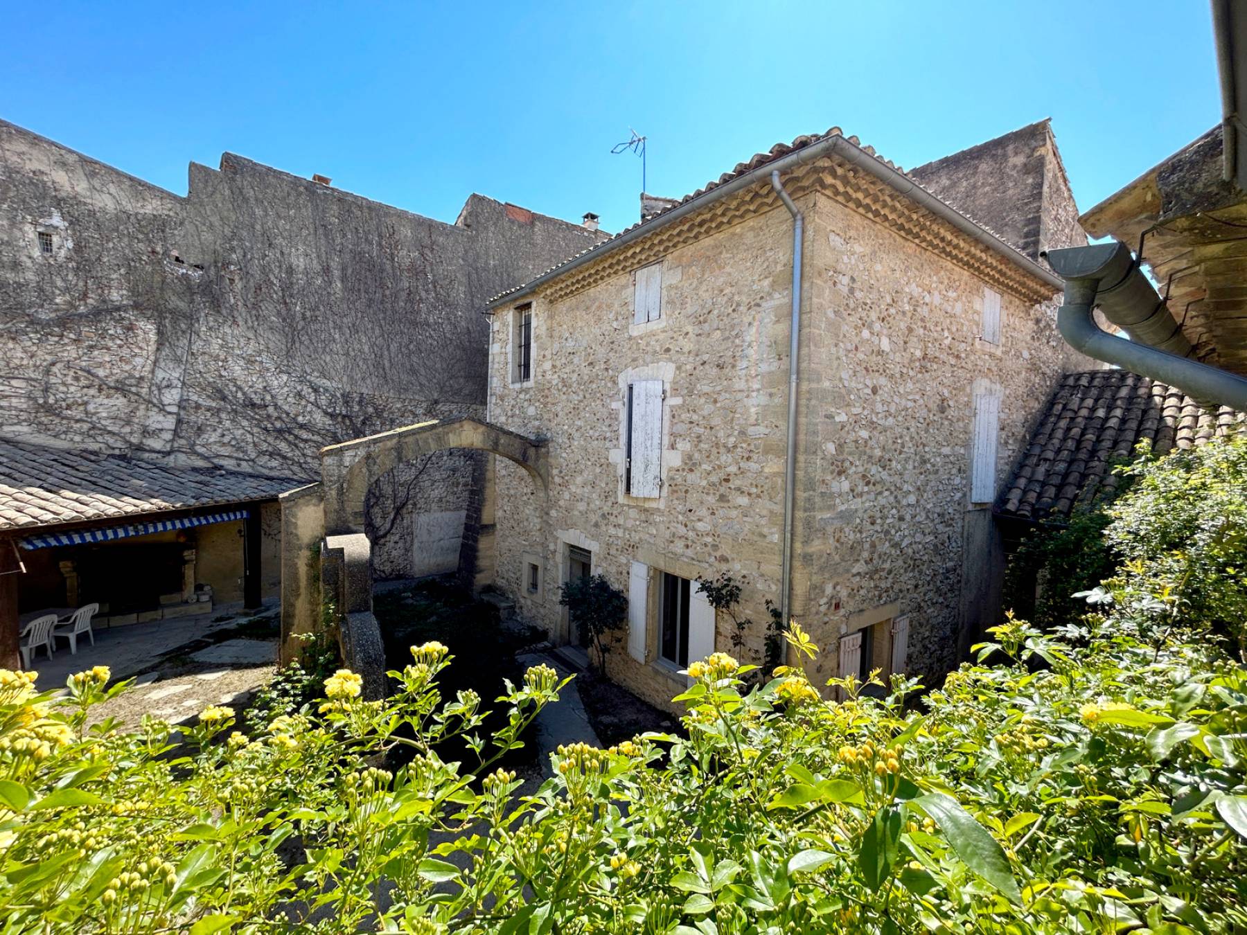 RARE : Maison de maître XVIIème siècle avec jardin et dépendances au cœur du village de Saint-Geniès-de-Comolas   