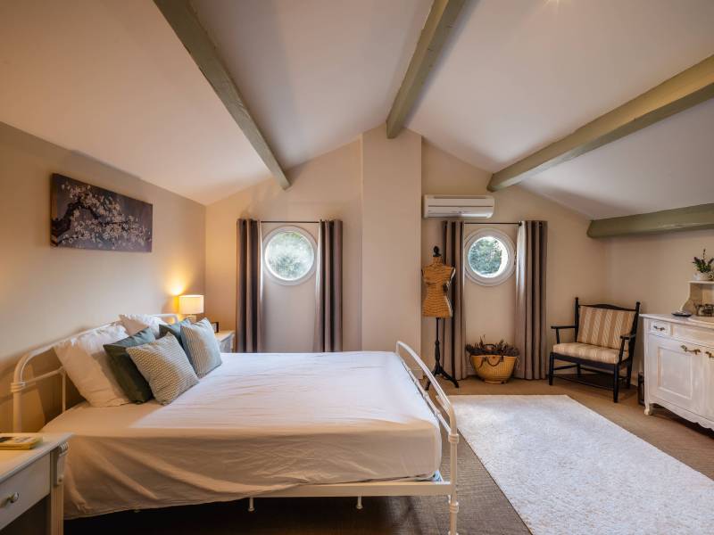 Chambre d'invités raffinée : L'une des 7 chambres de la propriété, offrant des volumes généreux et une climatisation réversible pour un confort optimal.