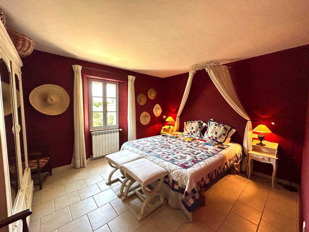 PROPRIETE EN POSITION DOMINANTE DE 290 m² AVEC JARDIN ET PISCINE    