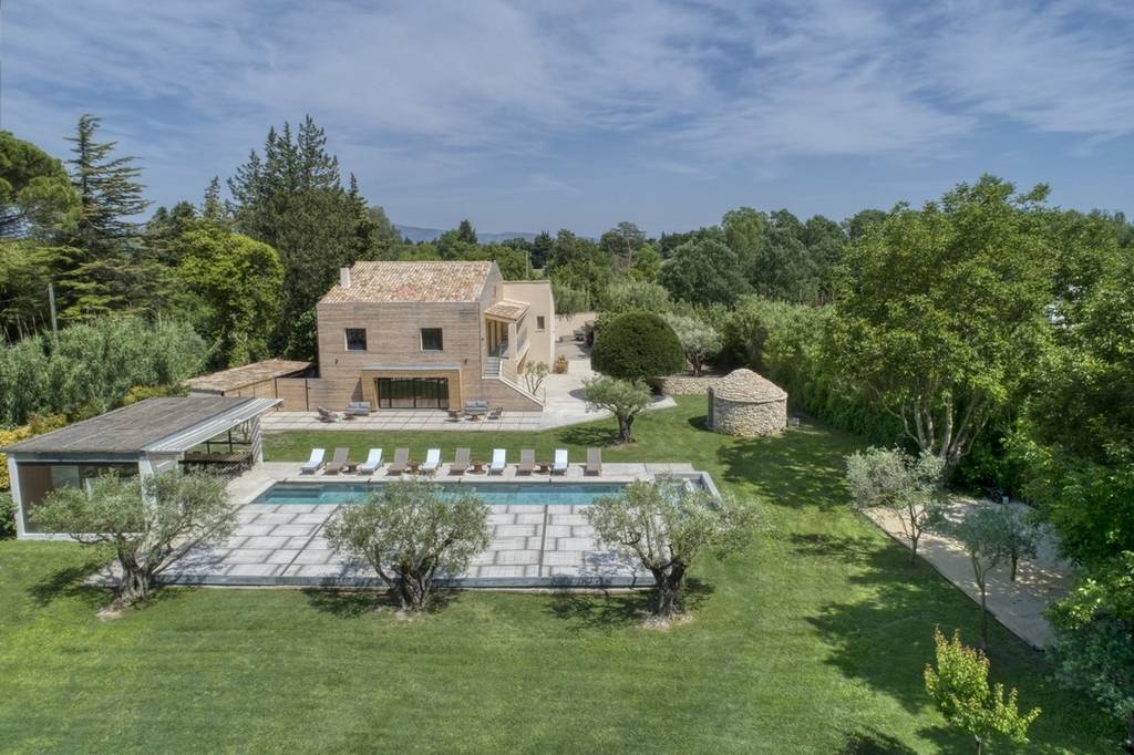 Maison moderne rénovée avec piscine en Luberon Provence