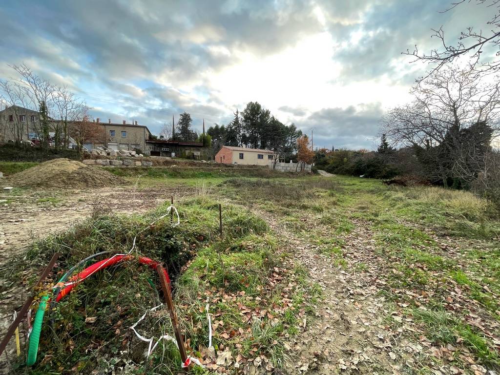 Terrain constructible avec vue dégagée sur la campagne de Faucon   