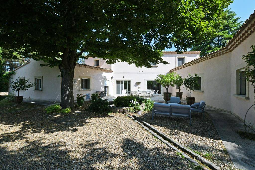 ISLE SUR LA SORGUE : AGRÉABLE PROPRIÉTÉ DE FAMILLE EN BORDURE DE RIVIÈRE   