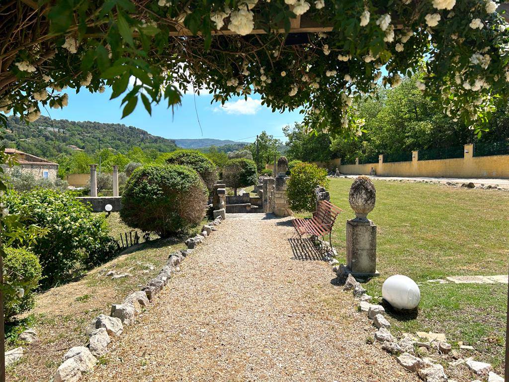 Appartement T2 avec terrasse, parc et piscine   