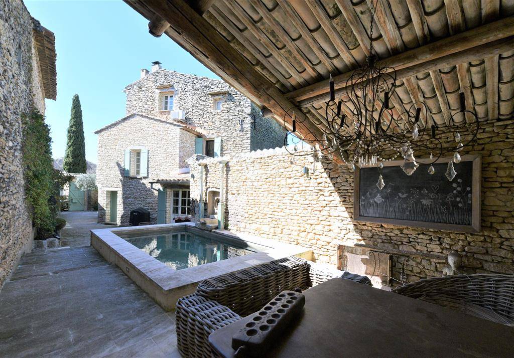 Maison de village avec cour et bassin au cœur de Cabrières-d'Avignon   