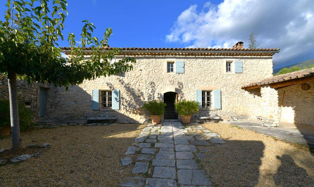 Propriété en pierres proche de Gordes