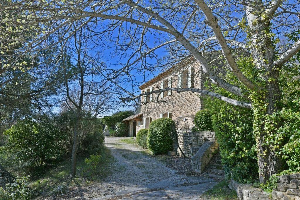 GORDES – maison en pierres en position dominante à 2 pas du village.   