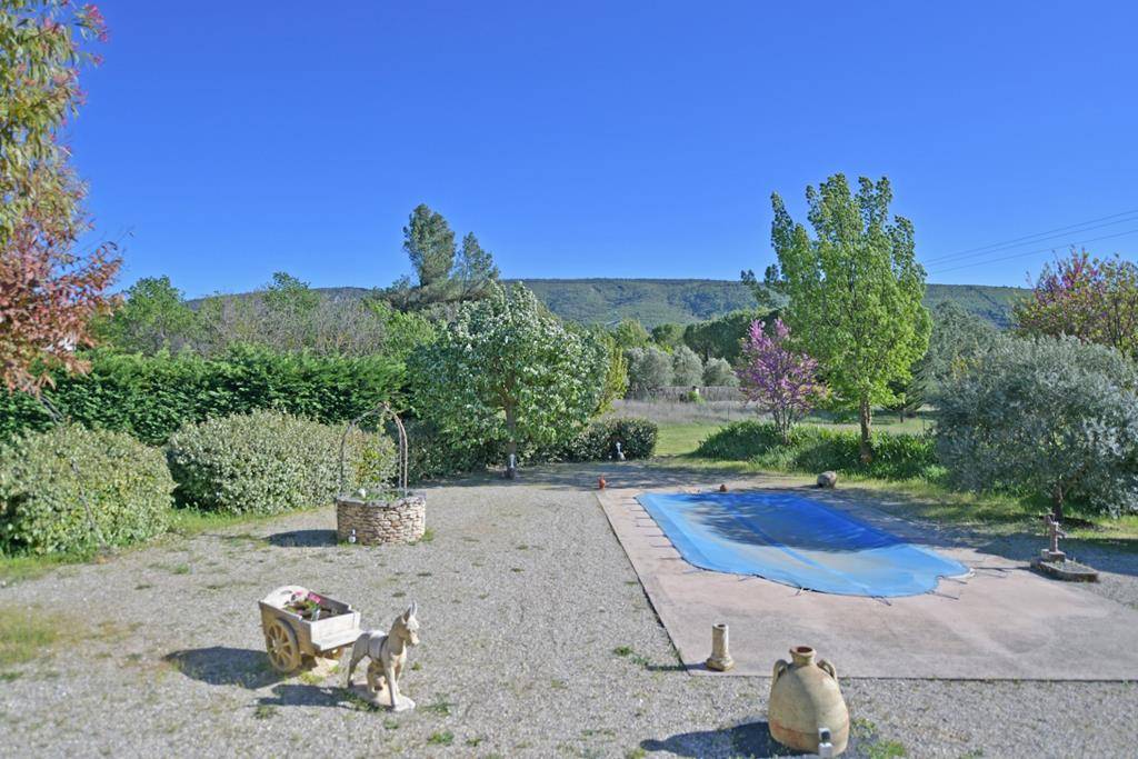 Entre Lacoste et Ménerbes, villa avec piscine face au Luberon   