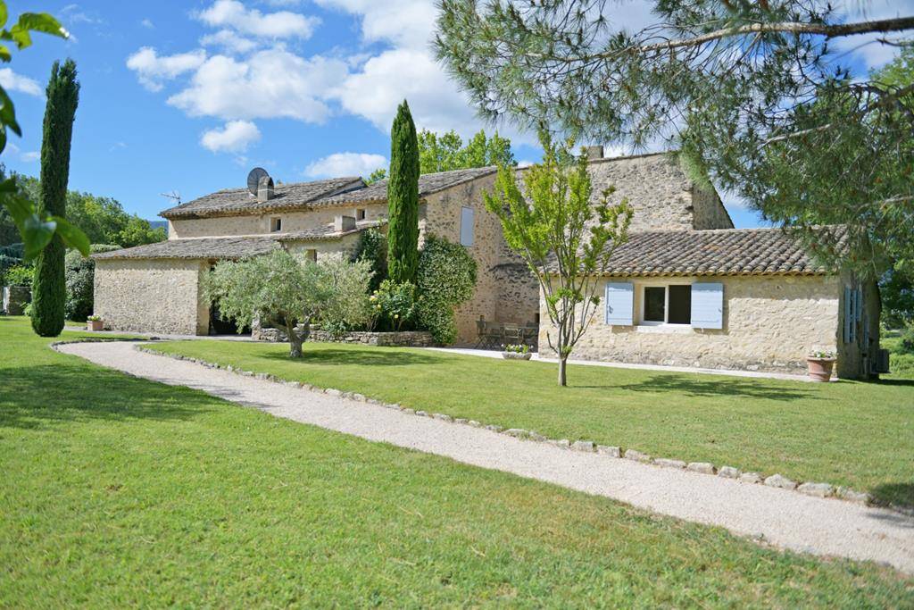 AUTHENTIQUE FERME RÉNOVÉE SUR PLUS D'1,5 HECTARE FACE AU LUBERON   