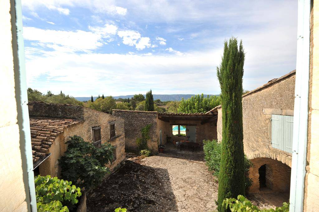 Gordes, ancienne magnanerie du 19e siècle authentique avec bories et piscine offrant de magnifiques vues sur le Luberon.