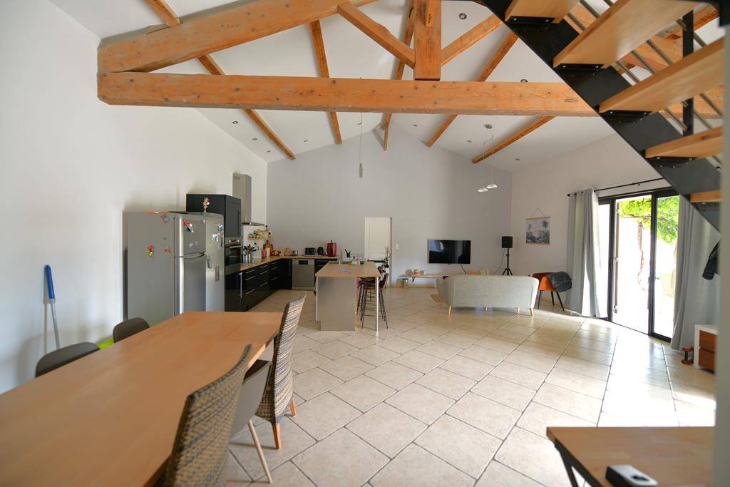Gordes : Mazet rénové avec piscine dans hameau    