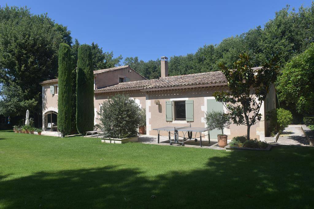 Au pied du Luberon, maison de qualité sur terrain paysagé   
