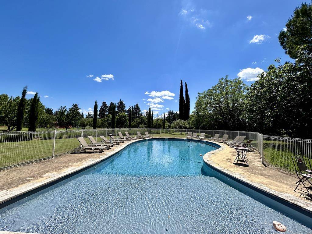 Propriété avec gîtes indépendants et piscine en bord de Sorgue   