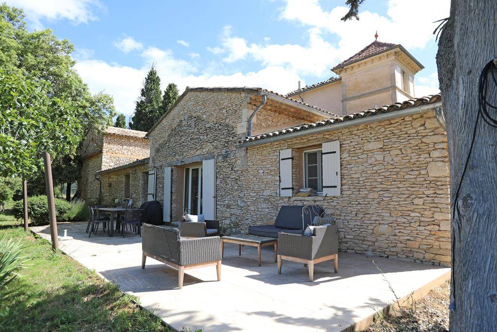 Belle propriété sur les hauteurs de Saint-Saturnin-Les-Apt avec vue dominante   
