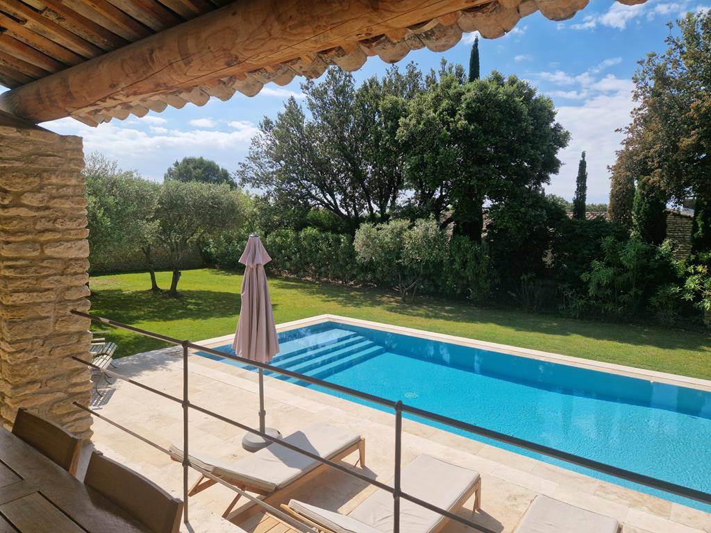 MAISON EN PIERRES AVEC PISCINE ET GARAGES   