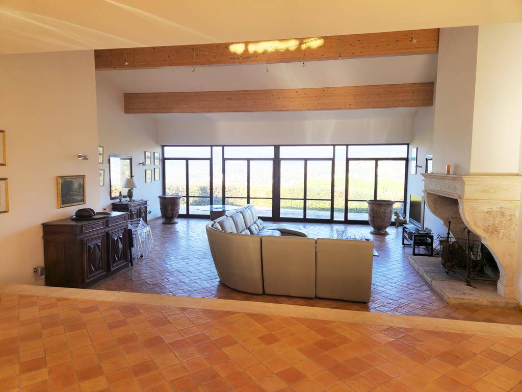 Maison contemporaine sur les hauteurs d'Apt avec terrain de plus d'un hectare, belle vue et volumes généreux.
