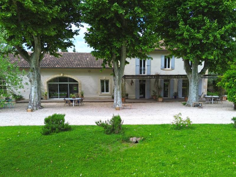 Entre Saint Rémy de Provence et l'Isle sur la Sorgue, propriété de qualité avec dépendances sur 1 hectare..