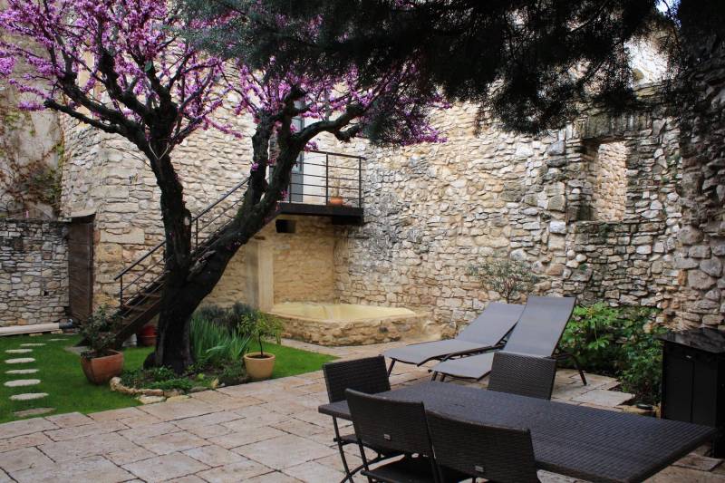 Maison de hameau avec cour, annexe et bassin au cœur de l'un des plus vieux hameau du village de Gordes.
