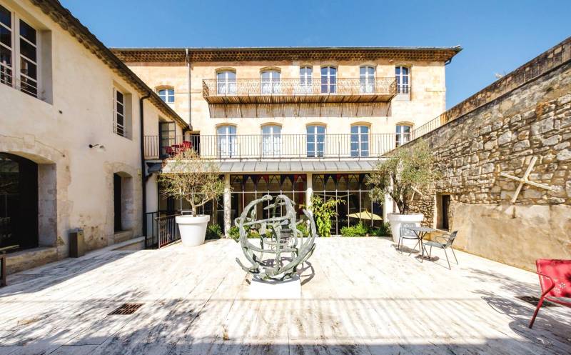 Bastide de ville du XVIIe siècle au cœur du Luberon, ancien couvent réhabilité, organisée autour d’un vaste patio central, offrant plus de 1 600 m².