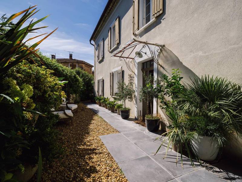 Maison du XIXᵉ siècle restaurée en plein cœur d'un hameau de Gordes offrant charme et confort moderne.