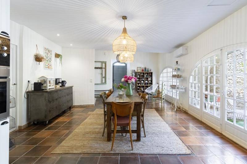 Maison de caractère de près de 320 m² avec cour intérieure, piscine et appartement indépendant de près de 135 m2 à Lagnes.