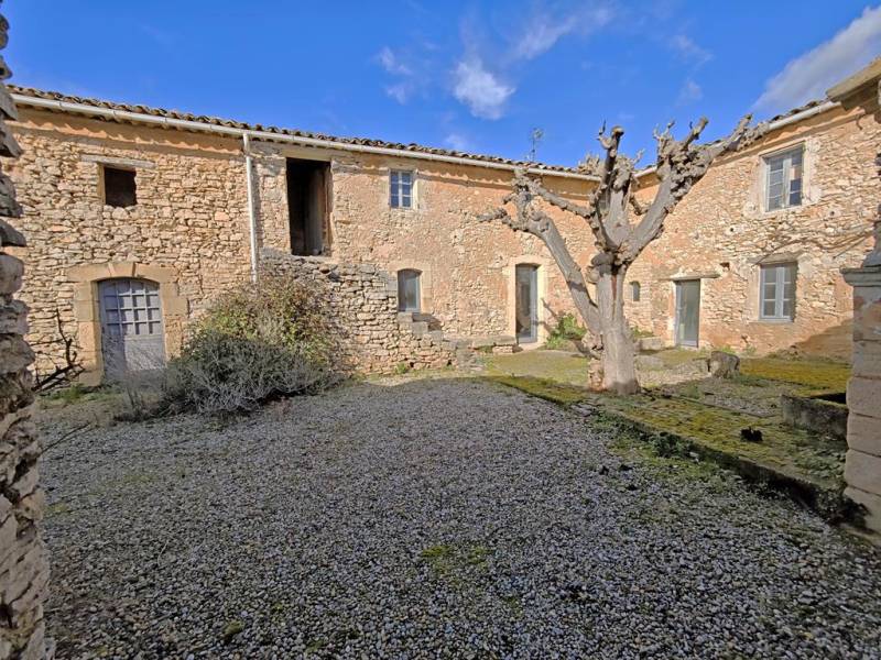 Ferme en pierres à rénover en Luberon