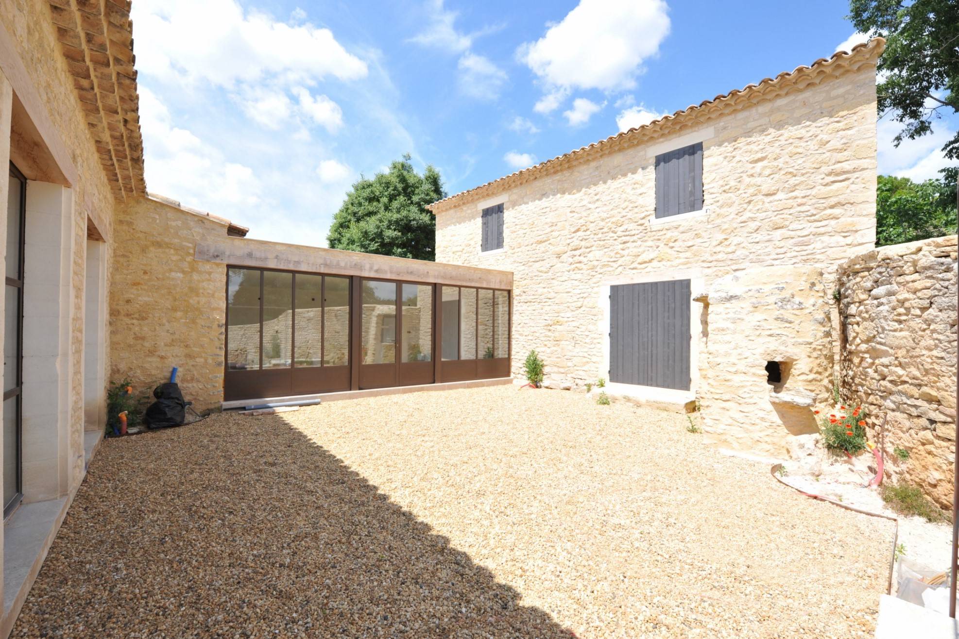 proche Gordes, maison de village avec jardin et bassin   