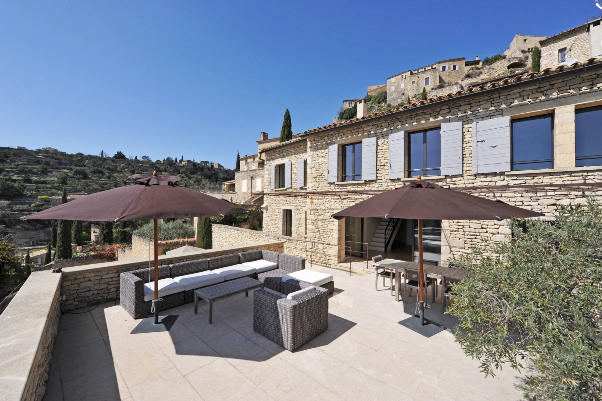 Gordes, dans le village et face à la vallée   