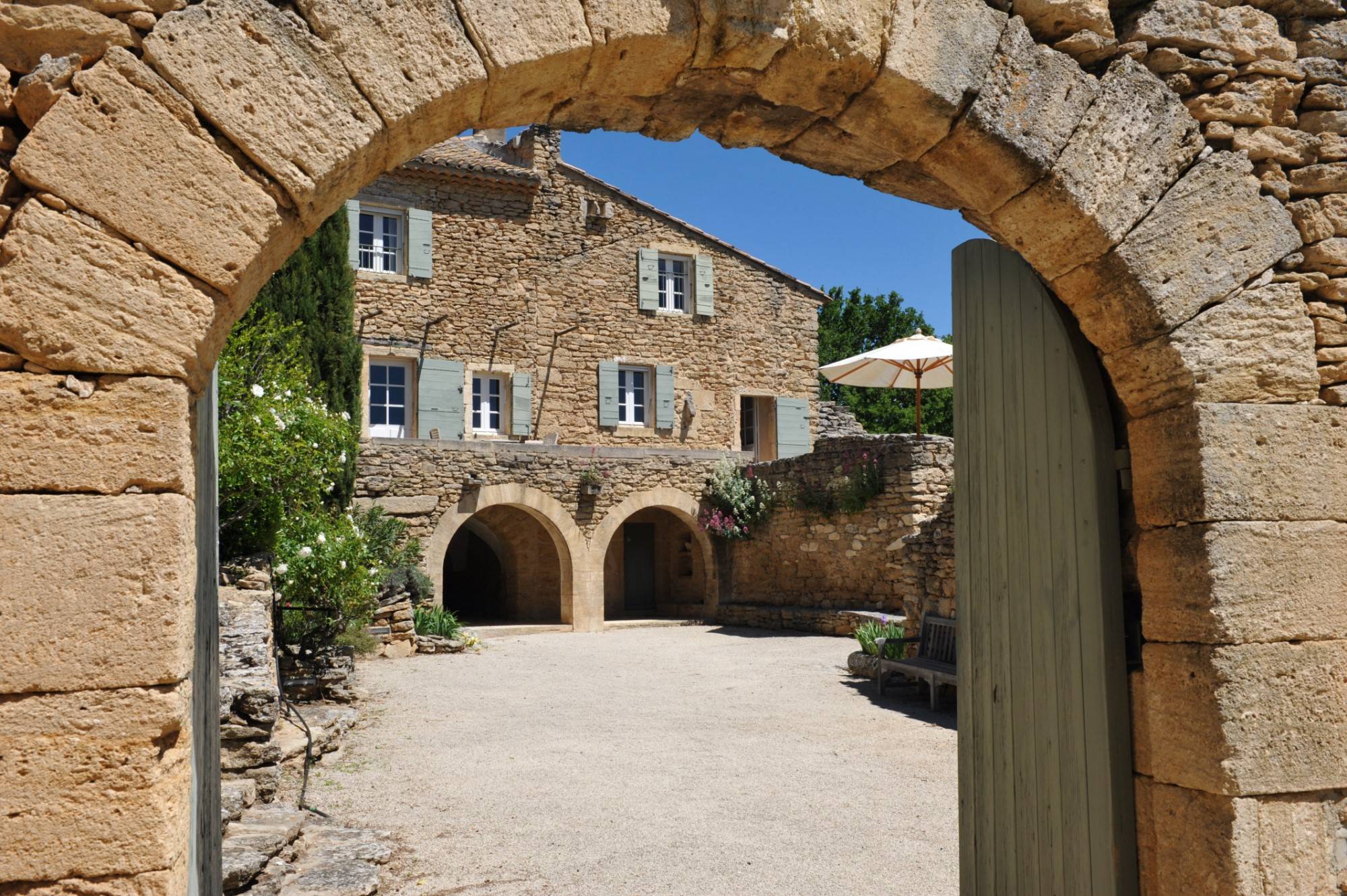 proche de Gordes, unique propriété de caractère sur 25 hectares   