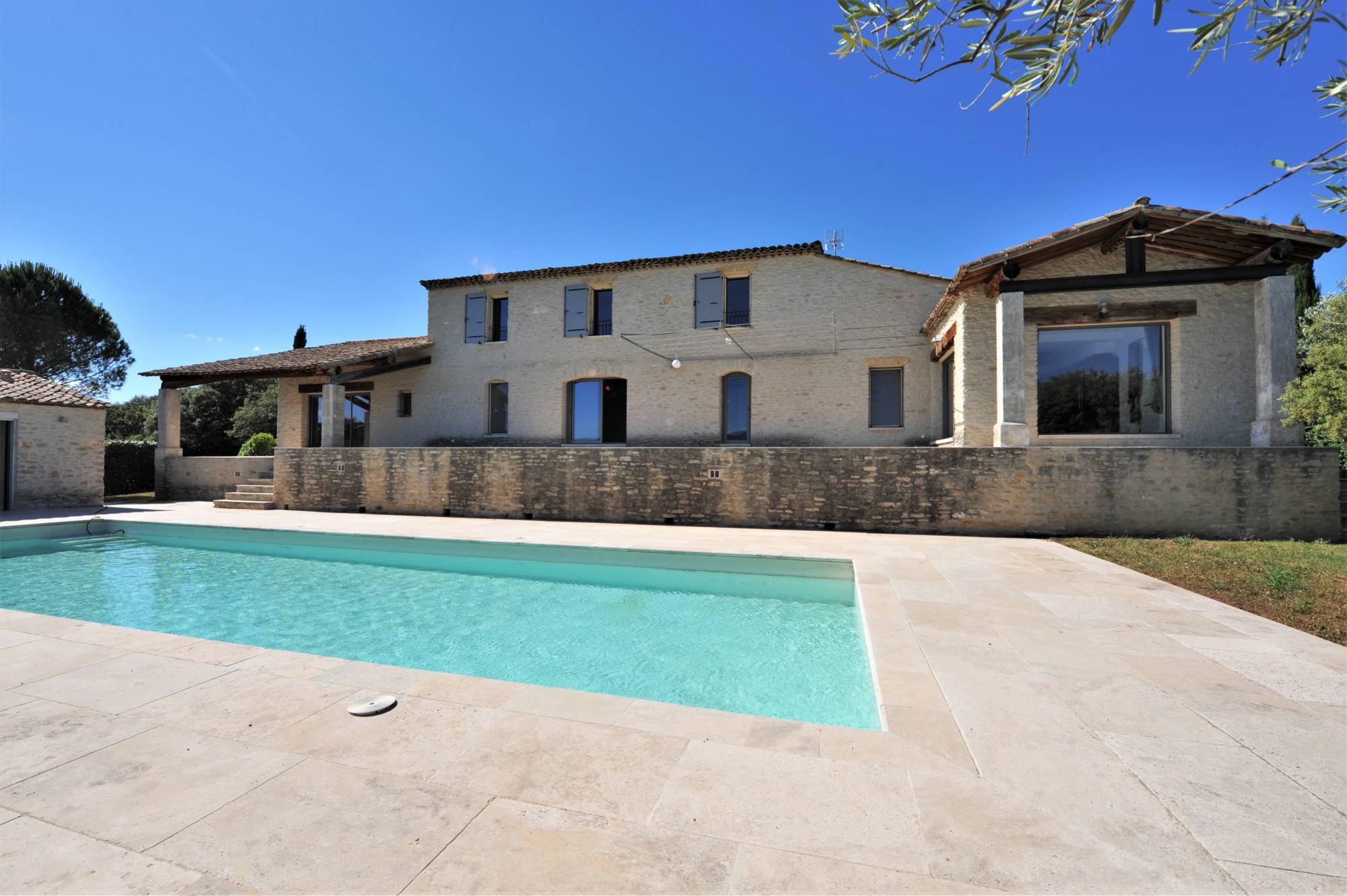 proche de Gordes, maison traditionnelle bénéficiant d'une vue sublime   