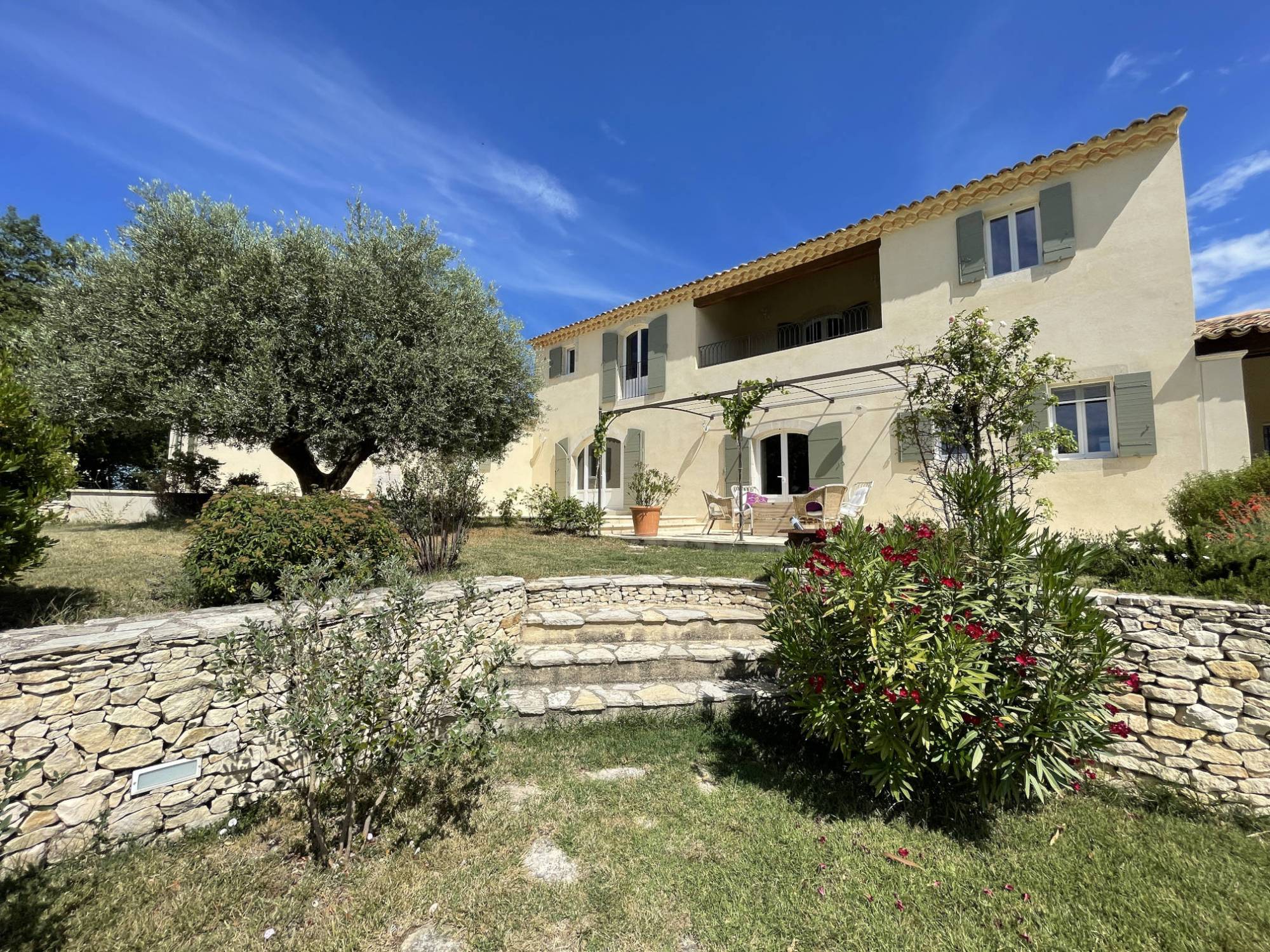 Entre Ventoux et Luberon, maison traditionnelle bénéficiant d’une vue sublime   