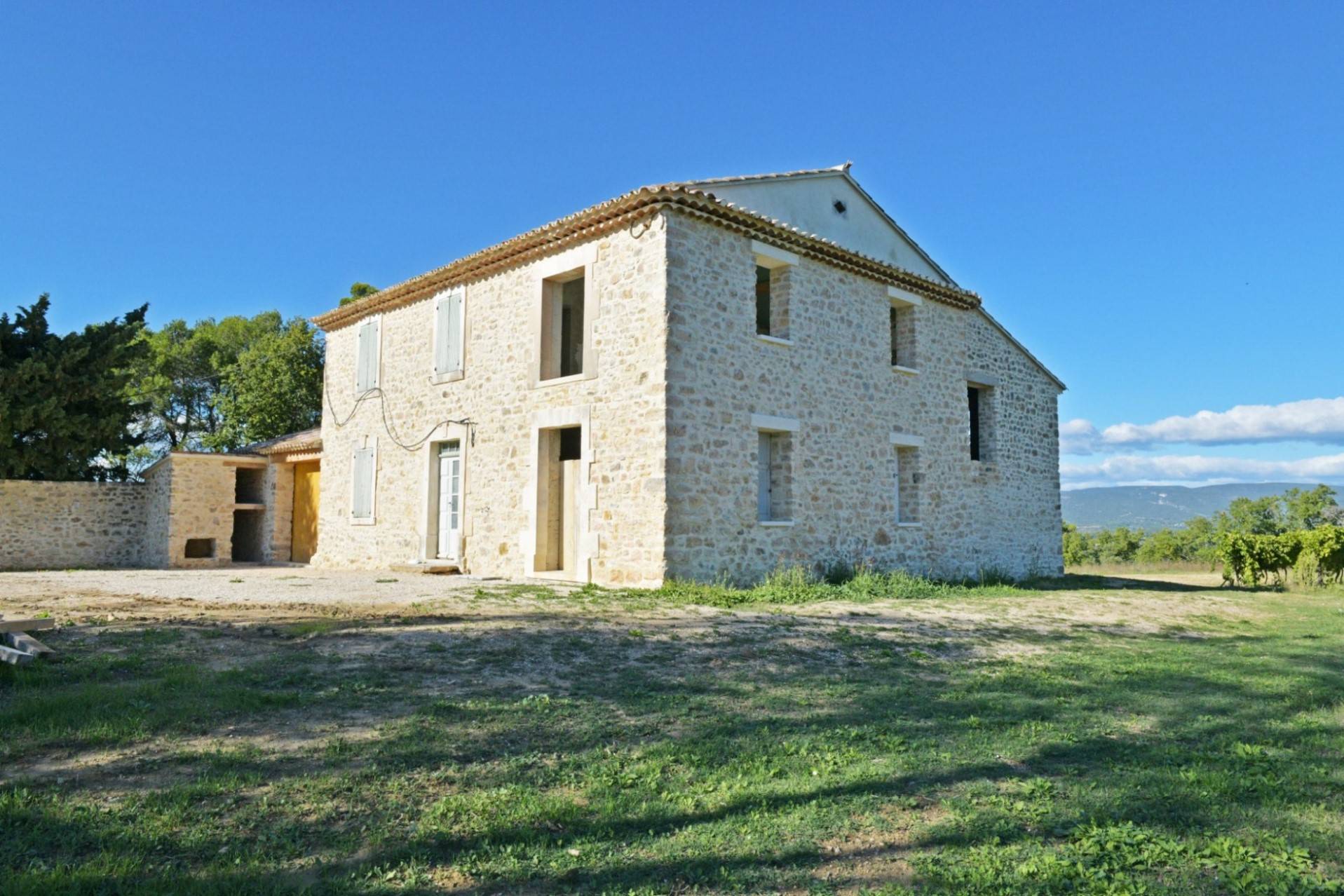 Goult, corps de ferme à rénover avec de superbes vues sur 3 ha     