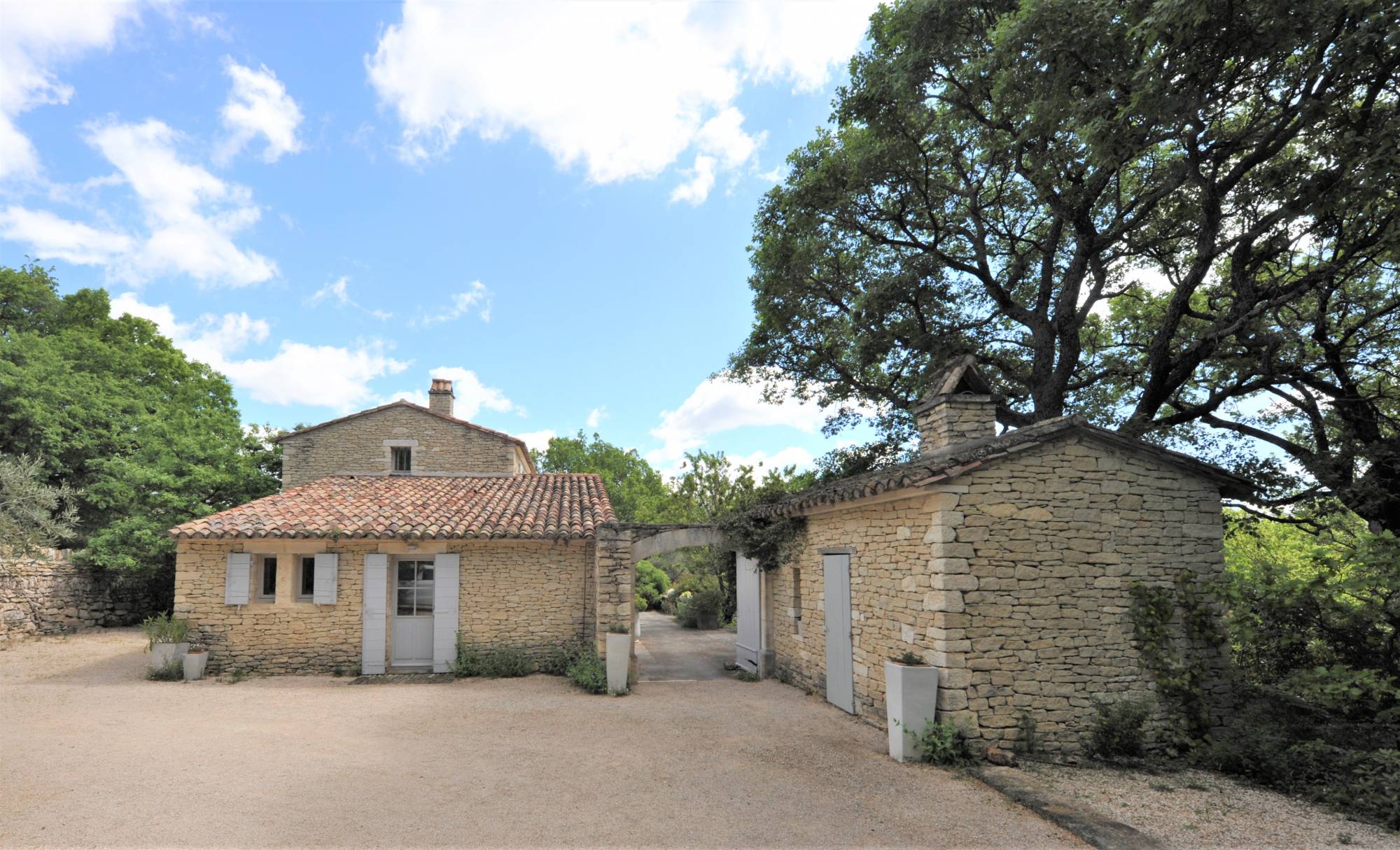 Exclusivité à Gordes - Maison en pierres sur terrain arboré avec piscine   