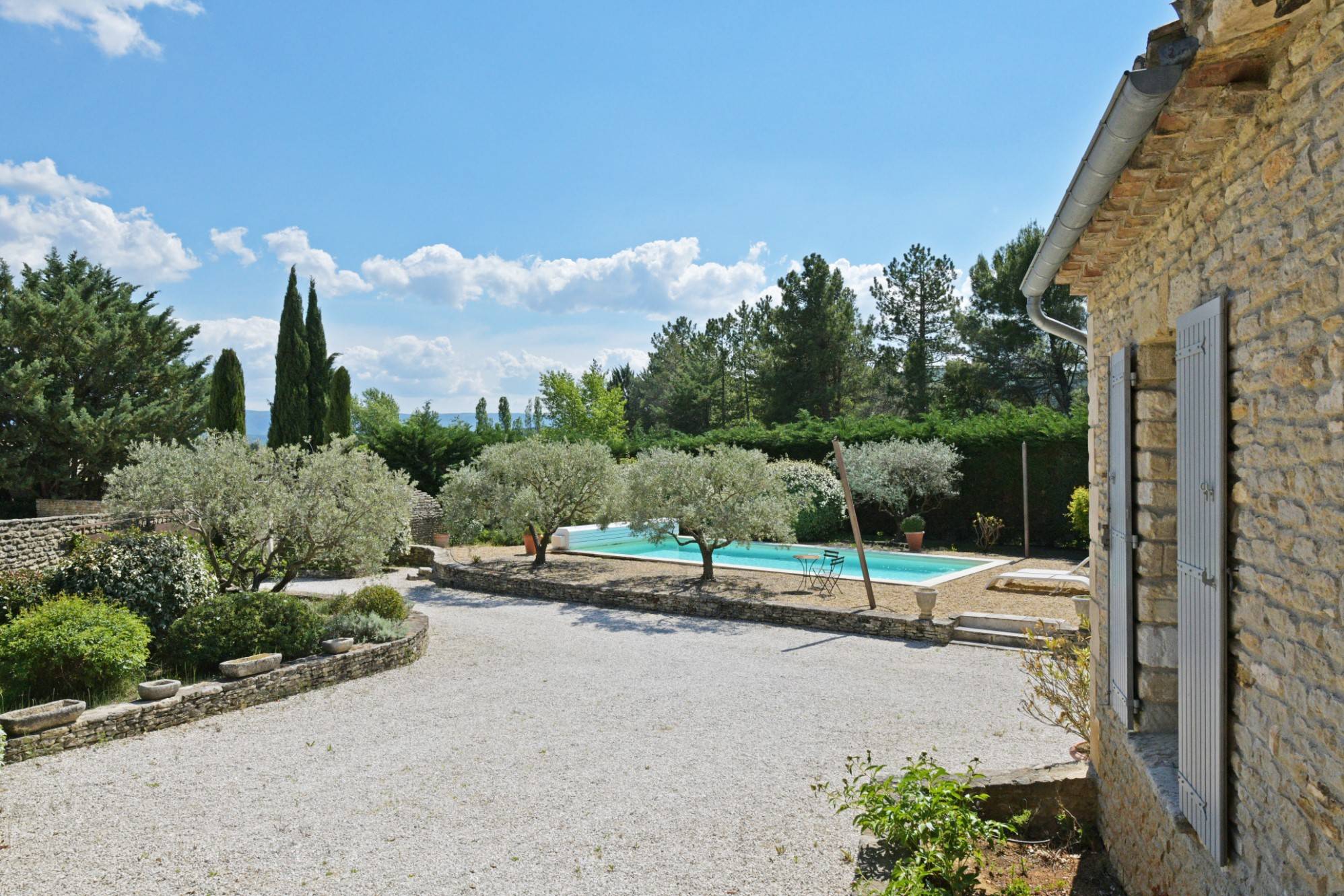Gordes : maison en pierres avec piscine et dépendance    