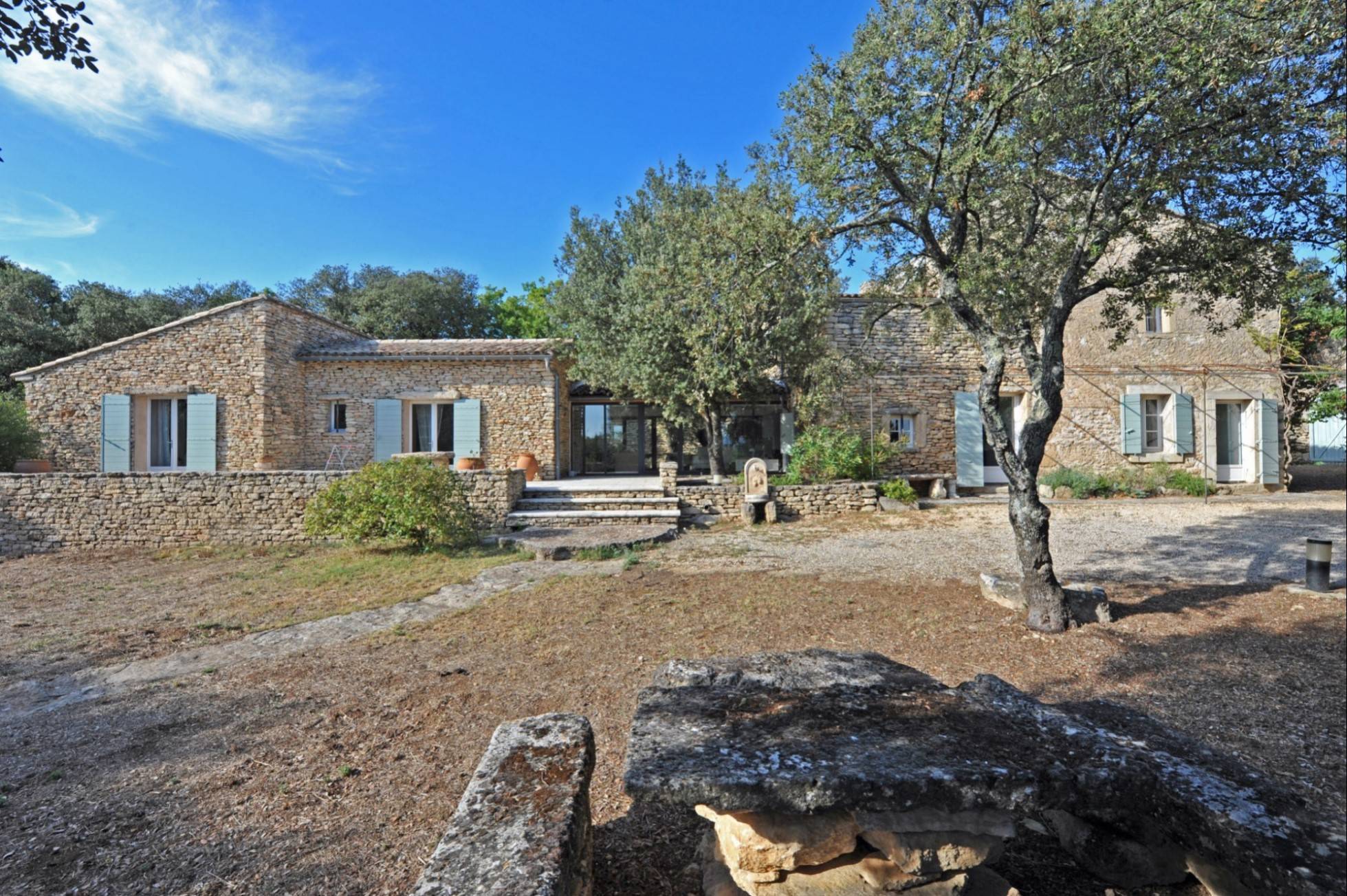 Gordes, ferme rénovée avec piscine sur terrain d'un hectare   