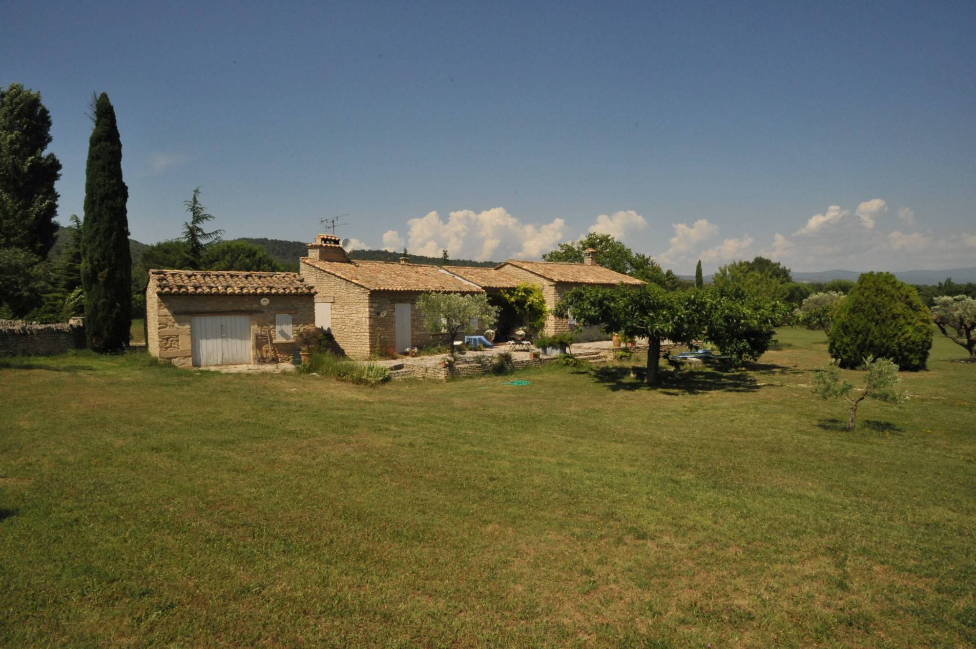 Propriété en pierres à vendre proche de Gordes